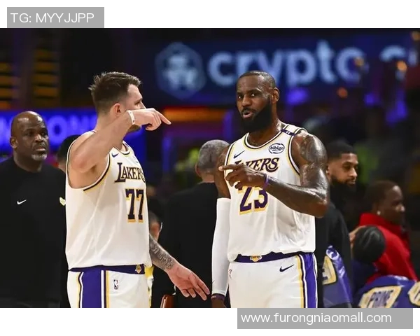 湖人队迎战雄鹿队：詹姆斯复出对决文班亚马缺阵，焦点战谁主沉浮？